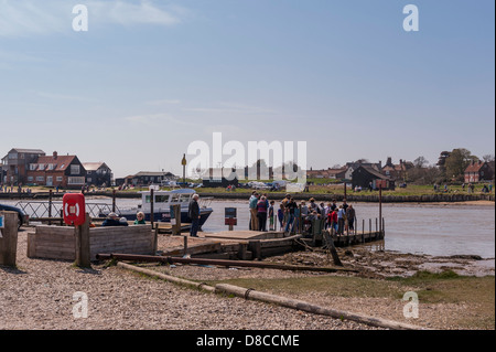 Les gens d'attente pour prendre le ferry à Walberswick de Southwold, Suffolk , Angleterre , Angleterre , Royaume-Uni Banque D'Images