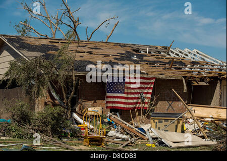 Une maison détruite vole un drapeau américain à la suite d'une tornade EF-5 22 mai 2013 dans Moore, Oklahoma. La tempête avec des vents de plus de 200 miles par heure sur l'île de la banlieue d'Oklahoma City le 20 mai 2013, tuant au moins 24 personnes, en blessant plus de 230 et le déplacement de milliers. Banque D'Images