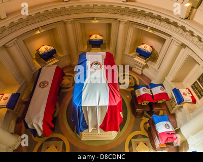 L'intérieur de rotunda le Panthéon National des Héros, montrant les cercueils drapés du drapeau à Asunción, Paraguay. Banque D'Images