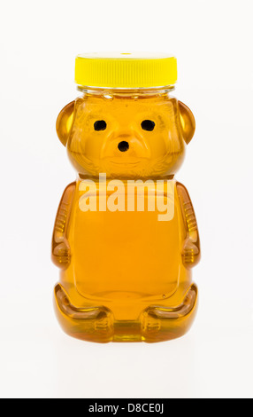 Sweet miel doré dans un récipient en plastique en forme d'ours. Banque D'Images