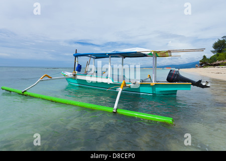 Bateau de pêche en baie sur Gili Air île de Bali, Indonésie Banque D'Images