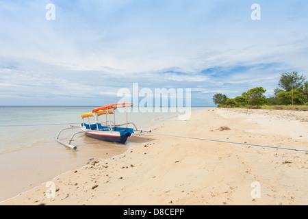 Bateau de pêche en baie sur Gili Air île de Bali, Indonésie Banque D'Images