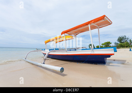 Bateau de pêche en baie sur Gili Air île de Bali, Indonésie Banque D'Images