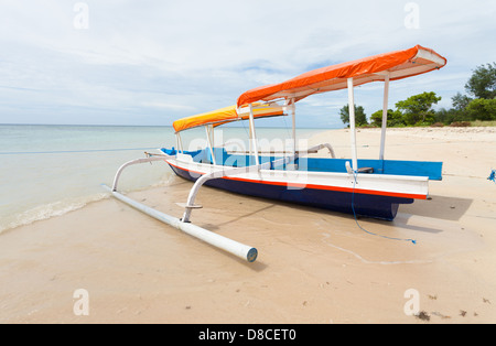 Bateau de pêche en baie sur Gili Air île de Bali, Indonésie Banque D'Images