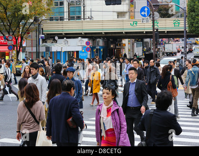 Les personnes qui traversent la rue au fameux croisement de Shibuya à Tokyo, Japon Banque D'Images