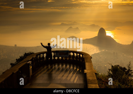 Pain de Sucre (Pão de Açúcar ), sunrise à Rio de Janeiro, Brésil. À partir de la statue du Christ Rédempteur point de vue. Banque D'Images