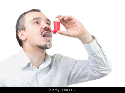 Homme de race blanche l'inhalation aérosol dévouement isolé sur fond blanc. Banque D'Images