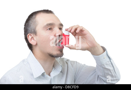 Homme de race blanche l'inhalation aérosol dévouement isolé sur fond blanc. Banque D'Images