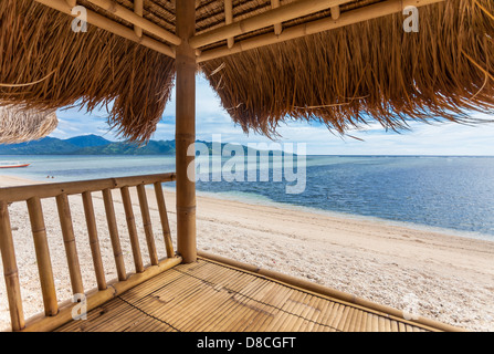 Cabane en bambou de mer sur plage sur l'île de Gili Air, au large de Bali en Indonésie Banque D'Images
