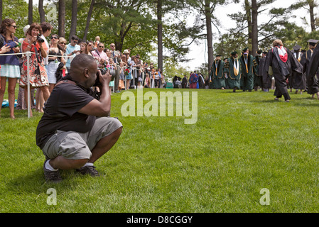 La famille et les amis se joignent à la célébration de la remise des diplômes au Skidmore College de Saratoga Springs, New York, États-Unis. Banque D'Images