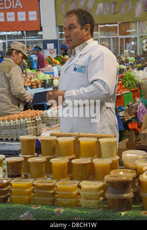 Vendeur de miel. Rynok Noviy (Nouveau Marché) à Barnaoul. Le miel d'émission. La Sibérie. La Russie Banque D'Images