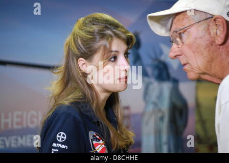 Grapevine, Texas, USA. 24 mai 2013. L'équipage et l'équipe d'accueillir les visiteurs à SolarImpulse DFW International Airport. Credit : dallaspaparazzo/Alamy Live News Banque D'Images