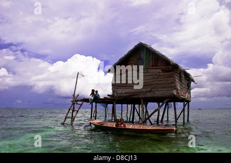 Les membres de la famille à l'extérieur de leur maison flottante dans Semporna dans l'île de Sabah sur Apr 22 2013 Banque D'Images