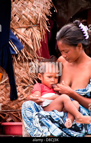 La mère a l'enfant devant sa cabane flottante dans Semporna Sabah on Avr 22 2013 Banque D'Images