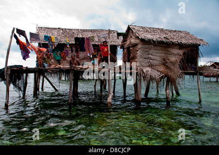 Les membres de la famille en dehors de leur hutte flottante dans Semporna Island dans Sabah Apr 22 2013 Banque D'Images