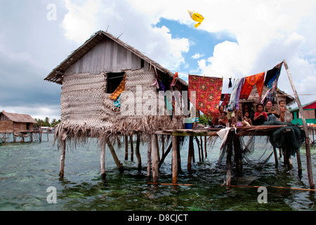 Tous les membres de la famille assis devant leur cabane flottante dans Semporna Sabah on Avr 22 2013 Banque D'Images