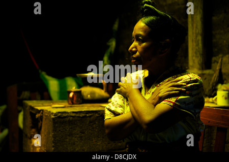 Femme maya avec bras pliés, Nahualá, département de Sololá, Guatemala, Amérique centrale. © Kraig Lieb Banque D'Images