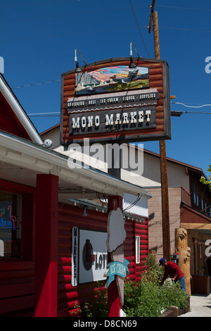 Épicerie Marché Mono lee vining sur la pittoresque route 395 dans l'Est de la Sierra Nevada, en Californie Banque D'Images