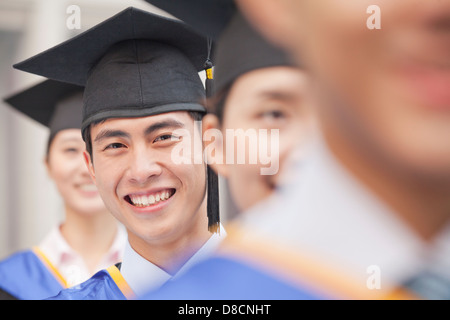 Close Up of Male Graduate Student Standing in a Row de diplômés Banque D'Images