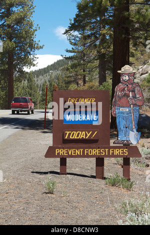 Prévenir l'incendie Smokey Bear signe de danger d'incendie dans les montagnes de la Sierra Nevada Banque D'Images