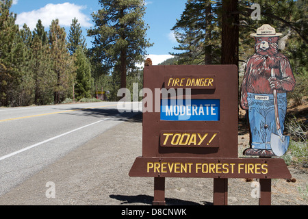 Prévenir l'incendie Smokey Bear signe de danger d'incendie dans les montagnes de la Sierra Nevada Banque D'Images