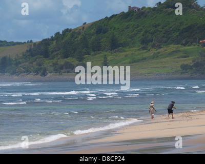 Couple walking on beach lennox head, New South Wales australie Banque D'Images