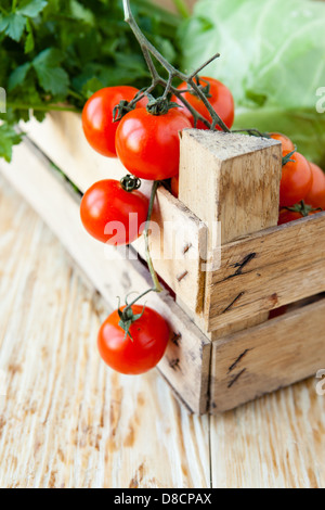 Des légumes frais dans des caisses en bois, des aliments frais Banque D'Images