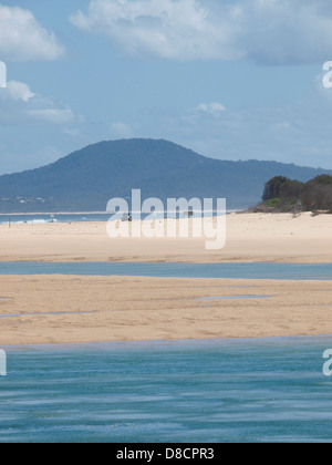 VOITURES DISTANTES ROULANT SUR LA ROUTE DE SABLE, BEACH, NAMBUCCA TÊTES, NOUVELLE-GALLES DU SUD AUSTRALIE Banque D'Images