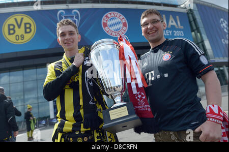 Trafalgar Square, Londres, Royaume-Uni. 25 mai 2013. Les partisans du Bayern Munich Borussia Dortmund et maintenez une maquette trophée de la Ligue des Champions face à la stade de Wembley à Londres, Angleterre, 25 mai 2013. FC Bayern va jouer dans la finale de la Ligue des Champions contre le Borussia Dortmund. Photo : Federico Gambarini/dpa/Alamy Live News Banque D'Images