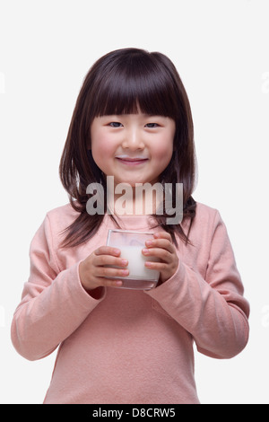 Portrait de jeune fille de boire un verre de lait avec une moustache de lait Banque D'Images