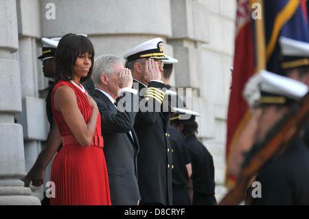 Première Dame Michelle Obama se distingue avec le secrétaire à la Marine Ray Mabus, lors d'une visite à l'US Naval Academy le 17 avril 2013 à Annapolis, MD. Banque D'Images