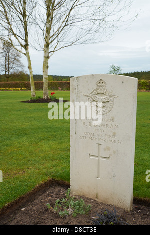 La tombe d'un pilote de la RAF au cimetière de guerre de Cannock Chase, Staffordshire, Angleterre. Banque D'Images