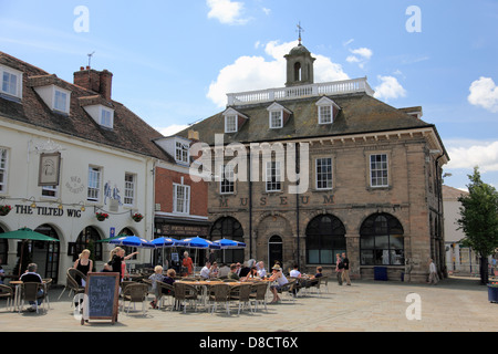 Warwick Museum et clients de la perruque incliné pub dans le marché, Warwick Banque D'Images