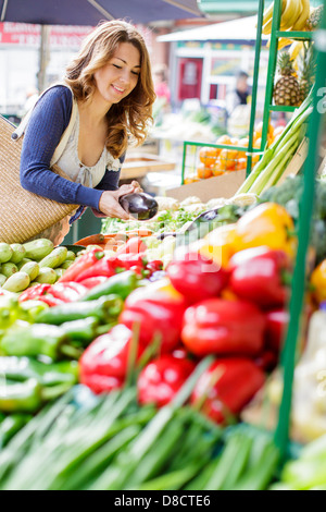 Jeune femme au marché Banque D'Images