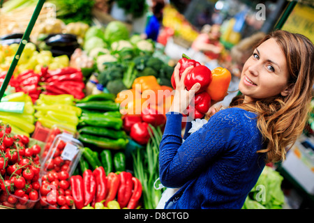 Jeune femme au marché Banque D'Images