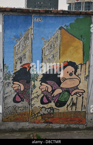 Fresque sur un mur dans la macarena d'une petite fille qui court dessin animé Banque D'Images