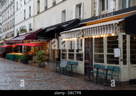 Marché français traditionnel rue pavée avec restaurants pas de gens Banque D'Images