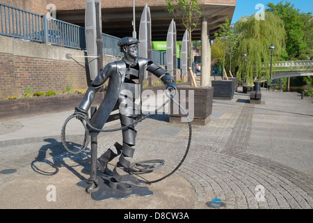 La Ville Bargeman sculpture sur le quai, Guildford, Surrey, Angleterre. Banque D'Images