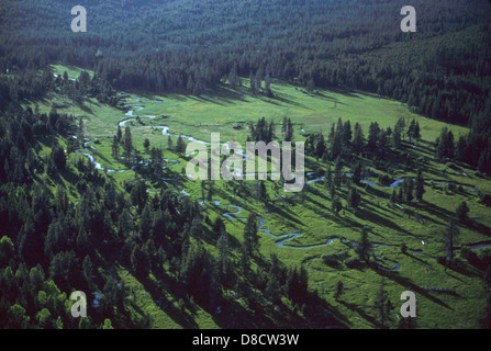 Cette image montre long Creek, une ville de l'Oregon, avec des vues panoramiques sur le paysage environnant. La photo met en évidence le cadre rural, avec le ruisseau qui traverse la région, entouré de forêts et de champs ouverts, reflétant l'environnement calme et naturel de cette petite ville. Banque D'Images