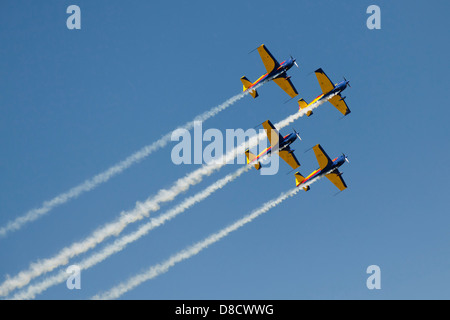 Les avions sur un fond bleu en laissant une traînée de fumée Banque D'Images