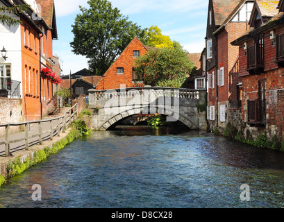 L'Itchen River dans la ville de Winchester, dans le Hampshire, Angleterre Banque D'Images