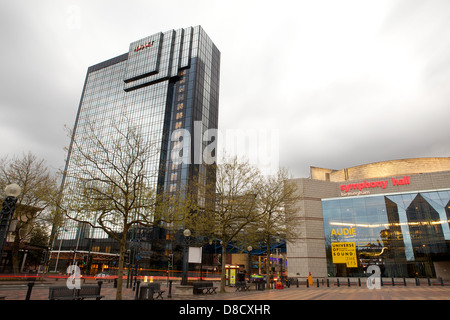 Hyatt Hotel, le Symphony Hall et le CPI Birmingham prises à Centenary Square dans le centre-ville de Birmingham en soirée avec des lumières sur Banque D'Images