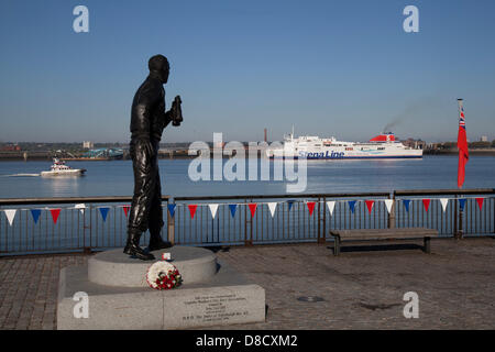 Liverpool, UK 25 mai 2013. Gerbe à la Statue et commémoratifs du Capitaine Walker, comme la ligne de laissez-passer de traversier Stenna, à la 70e anniversaire de la bataille de l'Atlantique 70) la commémoration et d'événements autour de Liverpool. La bataille de l'Atlantique a été la plus longue campagne militaire pendant la Seconde Guerre mondiale, à sa hauteur à partir de la mi-1940 jusqu'à la fin de 1943. Banque D'Images