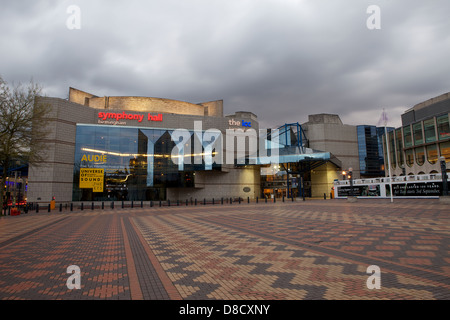 Le Symphony Hall et le CPI Birmingham prises à Centenary Square dans le centre-ville de Birmingham de nuit avec éclairage sur Banque D'Images