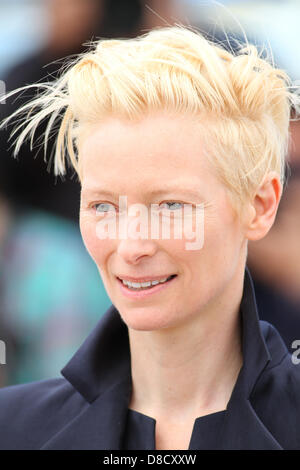 TILDA SWINTON AMOUREUX SEULEMENT LAISSÉ EN VIE. PHOTOCALL. FESTIVAL DU FILM DE CANNES 2013 PALAIS DES FESTIVAL CANNES FRANCE 25 Mai 2013 Banque D'Images