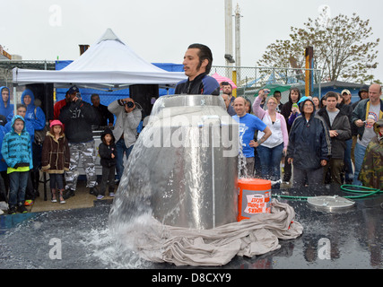 Adam Cardone faisant le grand lait peut échapper à l'assemblée annuelle de l'homme fort de Coney Island spectaculaire. Banque D'Images