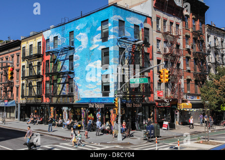 New York graffiti wall Street corner scène mouvementée bleu ciel art urbain Banque D'Images