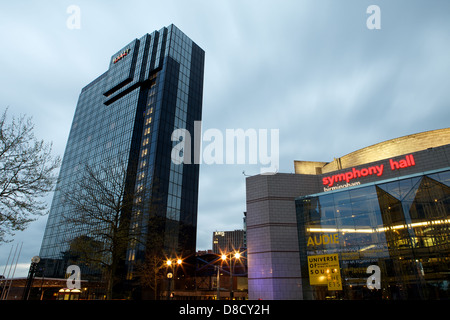 Hyatt Hotel, le Symphony Hall et le CPI Birmingham prises à Centenary Square dans le centre-ville de Birmingham de nuit avec éclairage sur Banque D'Images