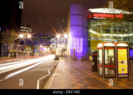 Vendredi soir à Birmingham Broad Street, centre ville animé avec les taxis voitures autobus voyageant aux boîtes de nuit, pubs & Divertissement Banque D'Images