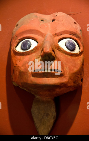 Masque en bois Wari 500 AD AD-900.Huaca Pucllana. La culture Lima 200 AD et 700 AD. Quartier Miraflores. La ville de Lima. Pérou archéologique. Banque D'Images